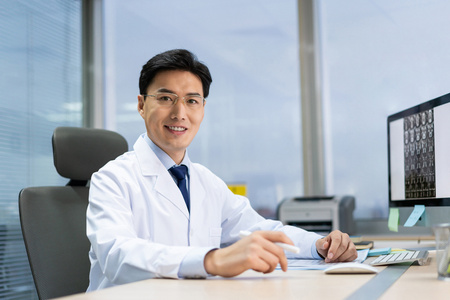 年轻医生在办公室工作照片