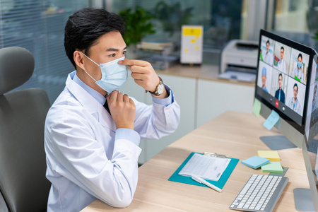 医生戴口罩图片