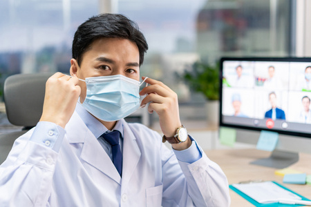 车间口罩年轻医生戴着口罩在办公室工作照片