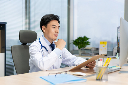 心理医生在工作年轻医生在办公室工作照片