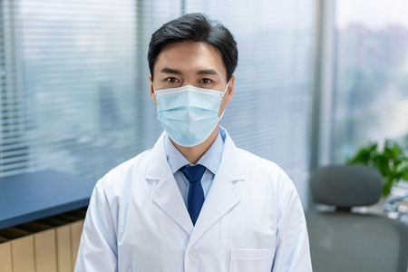 口罩废弃年轻医生戴着口罩在办公室工作照片