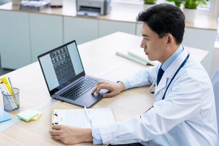 年轻医生在办公室工作照片