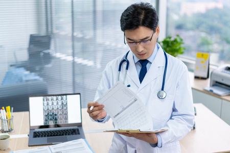 年轻医生在办公室工作照片