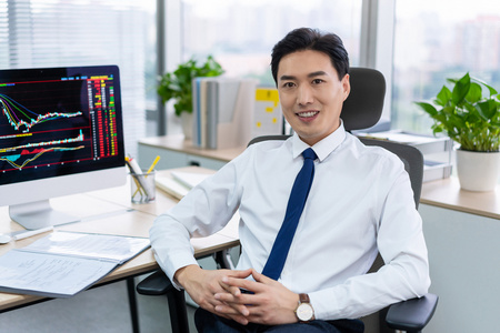 年轻商务男士办公照片