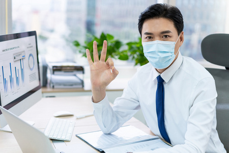 戴贝雷帽男头像年轻商务男士戴着口罩办公照片