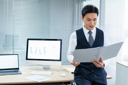 年轻商务男士办公照片