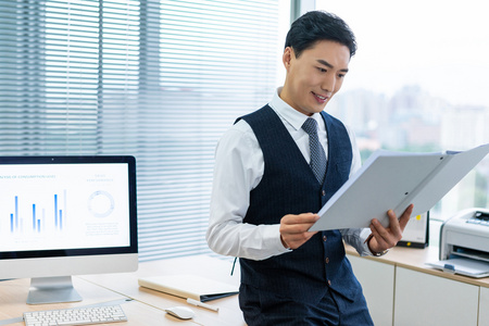 年轻商务男士办公照片