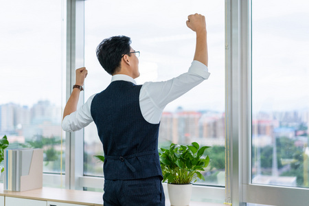 女人的背影坐在办公室沙发上的男人的背影有吸引力的年轻白领的背影在
