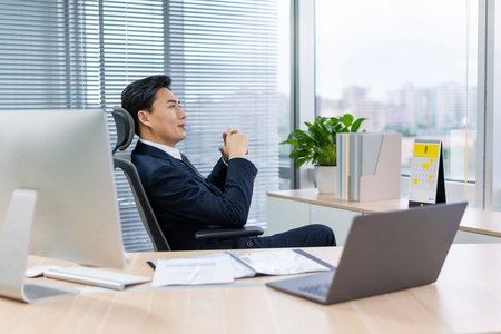 年轻商务男士办公照片