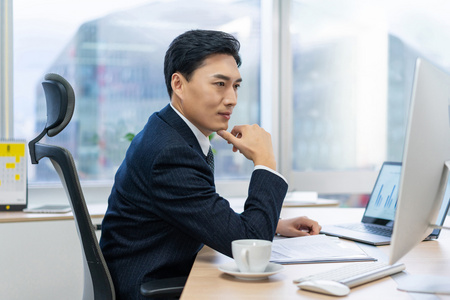 年轻商务男士办公照片