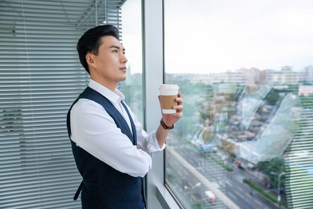 年轻商务男士喝咖啡照片