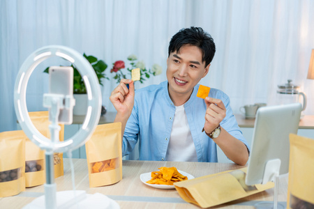 汽四色播播年轻男士在家直播照片