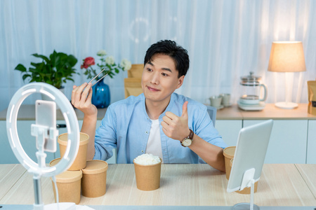 年轻男士在家直播照片