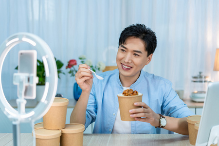 年轻男士在家直播照片