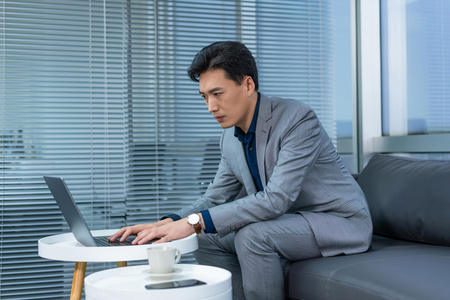 年轻商务男士办公商务男士在办公室加班年轻商务男士办公年轻商务男士