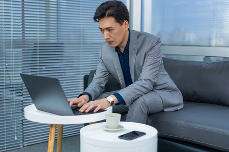 年轻商务男士办公照片