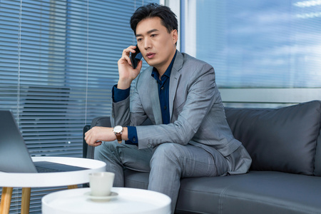 年轻商务男士办公照片