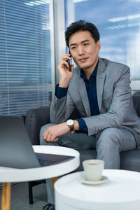 坐着西装男士图片