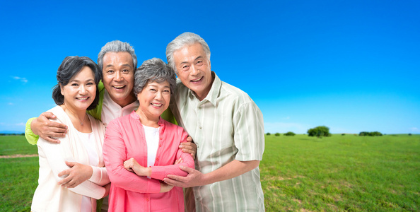 白发老人背影快乐的老年人户外旅行照片