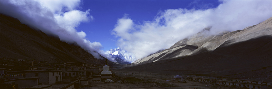 西藏绒布寺珠穆朗玛峰