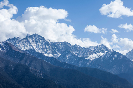 在巴郎山远眺四姑娘山