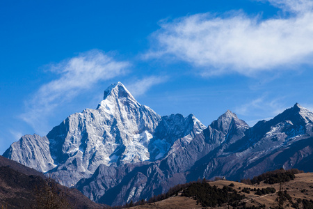 在巴郎山远眺四姑娘山