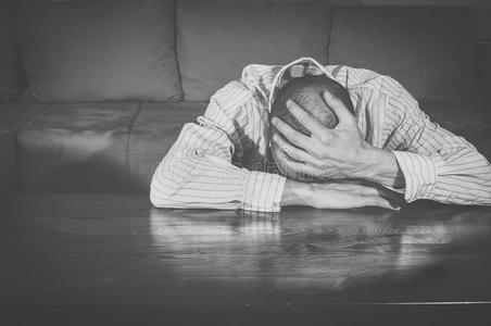 萎靡不振悲惨的年幼的男人一次采用他的房间.萎靡不振.