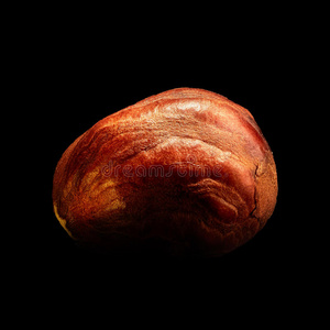 坚果或混合花生在背景上榛实隔离的向黑的背景.放置或collecti向.