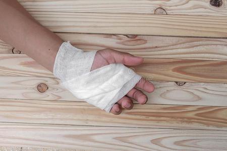 closure关闭关-在上面看法关于使挫伤向脚趾甲或受伤的黑的脚趾甲向