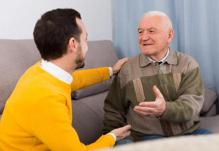 老父亲背影老的父亲和儿子友好的交谈照片