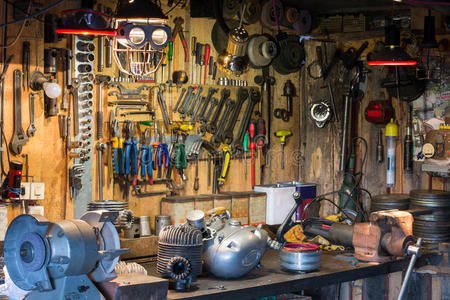 摩托车部和工具向指已提到的人桌面采用车库照片