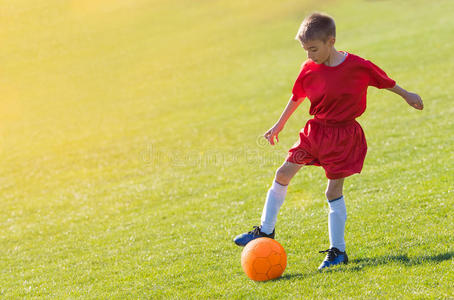 小孩足球足球-孩子们演员比赛向足球田照片