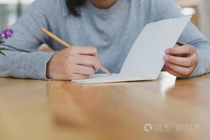 亚洲人女孩女性的十几岁的青少年学习在学校.学生文字英语字母表的第14个字母