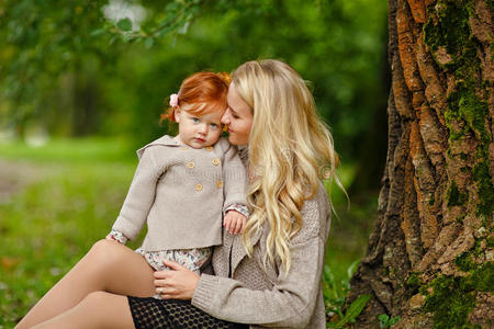 几个温柔地拥抱图片-几个温柔地拥抱素材-几个温柔地拥抱插画-摄图新