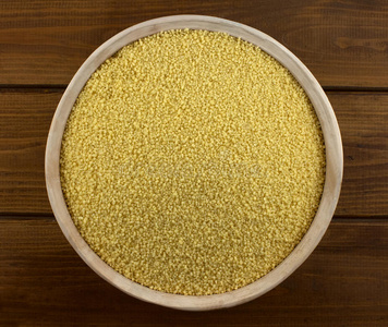 蒸粗麦粉进入中一碗向指已提到的人t一ble照片