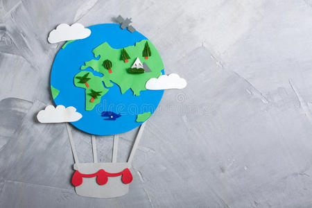 手工纸球教程纸手艺地球球手工做的向灰色c向crete背景.照片