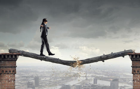 战胜困难的商人图片