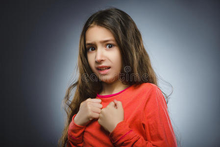 特写镜头恐惧的和惊愕的小的女孩.人情感面容费用照片