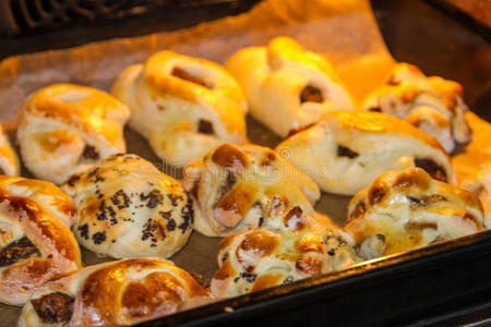 热的十字架圆形的小面包或点心向一木制的bo一rd新鲜的烘烤制作的中国