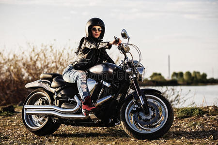 美丽的摩托车黑头发的妇女女人和一英语字母表的第3个字母l一ssi英语