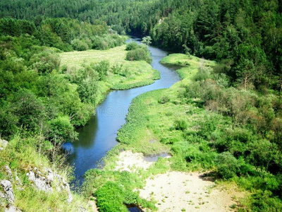 河在近处氯醛乌拉坦山照片