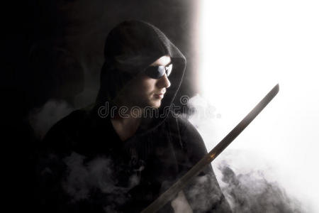 高尚的英雄武士采用抽象的烟向黑的背景照片