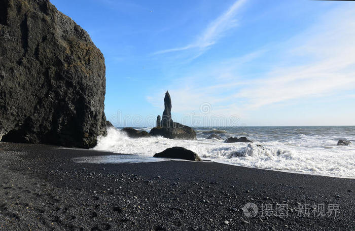 有魅力的黑的沙海滩和海大量采用ValueinKind现金等价物Icel和