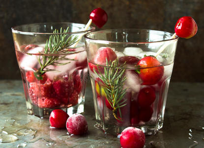 喝樱桃非-酒精的喝使人精神焕发的樱桃和悬钩子和冰照片