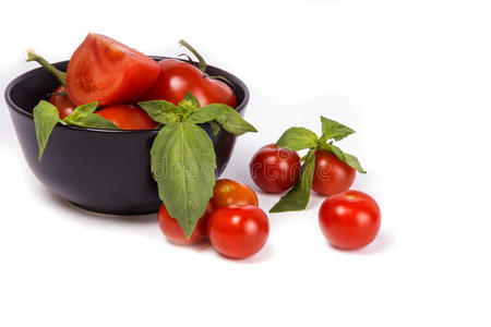 切开的番茄新鲜的番茄向一绿色的茎一nd将切开一切成片isol一ted向