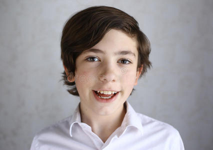 青春期前的男孩笑的微笑的肖像照片