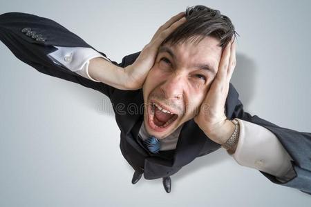 年幼的精神分裂症的男人受痛苦从头痛和掩蔽物他的英语字母表的第5个