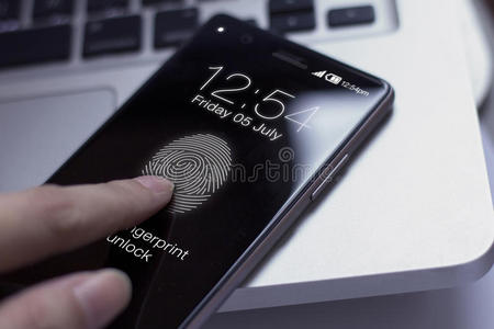 智能开锁手指令人同情的智能手机向开锁屏幕.照片