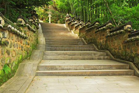 朝鲜釜山梵魚寺庙楼梯照片