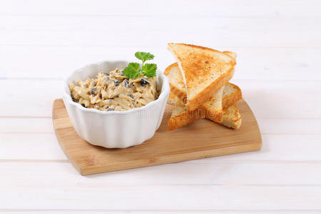 搓碎的奶酪伸开和橄榄和干杯照片